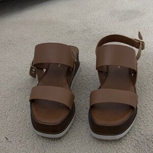 Chic Tan Leather Sandals